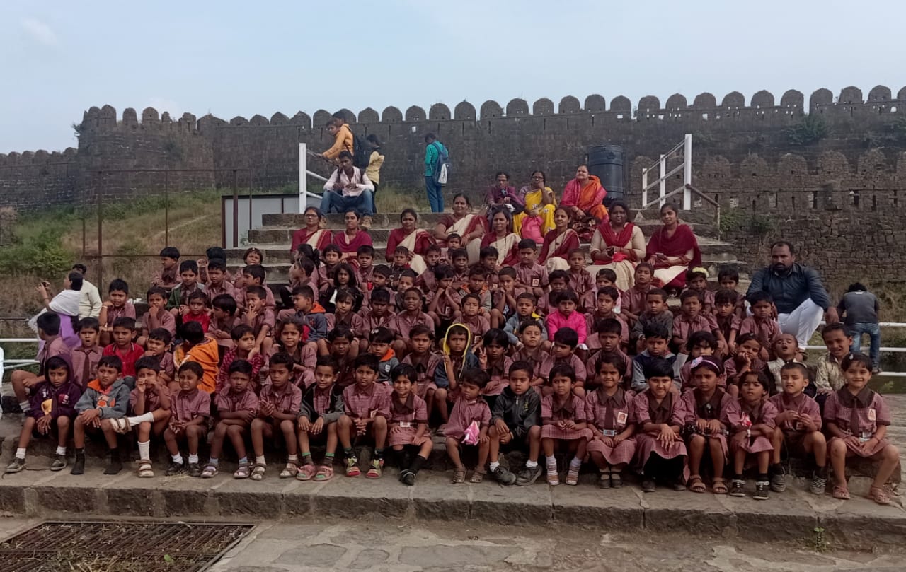 लोहारा शहरातील न्यु व्हिजन इंग्लिश स्कुलच्या चिमुकल्यांनी दिली ऐतिहासीक नळदुर्ग किल्ल्याला भेट