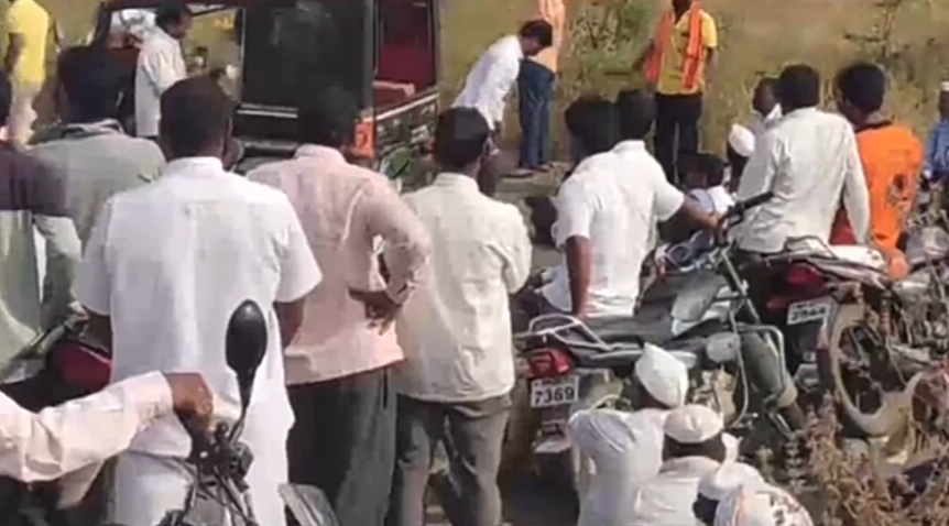 भूम तालुक्यातील नळी वडगाव फाटा येथे शेतकऱ्यांचा रास्ता रोको..