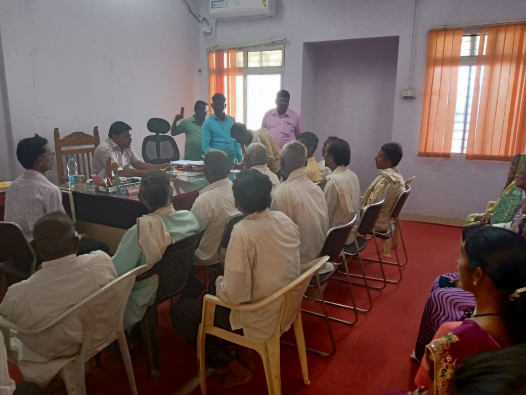 पळसगांव (पि) येथील पूरग्रस्तांना तहसील कार्यालय चिमूर मार्फत खावटी धनादेशचे वाटप