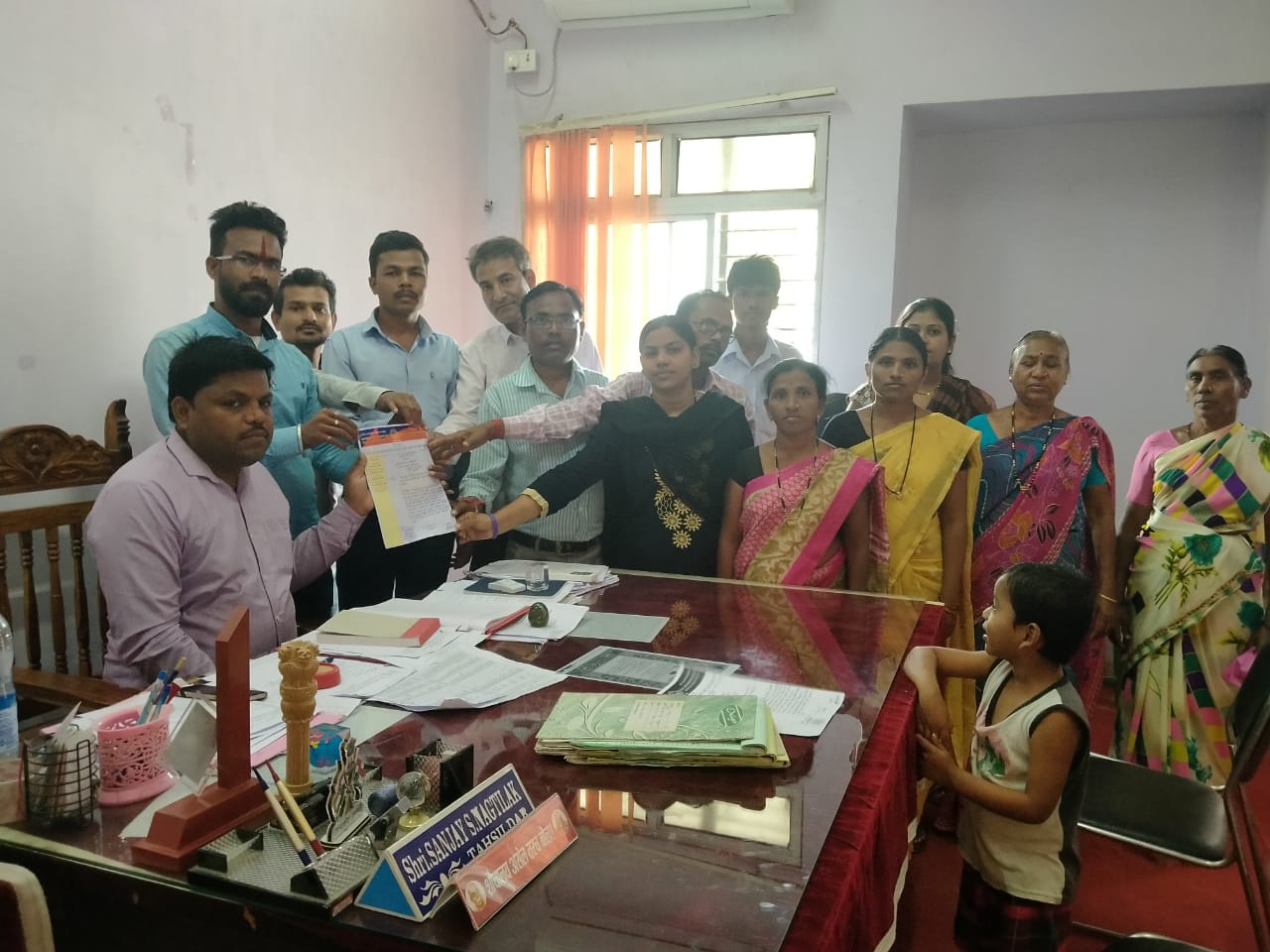 त्या नराधमांना फाशीची शिक्षा द्यावी या करिता राष्ट्रीय मानवाधिकार व सामाजिक न्याय यांनी दिले निवेदन