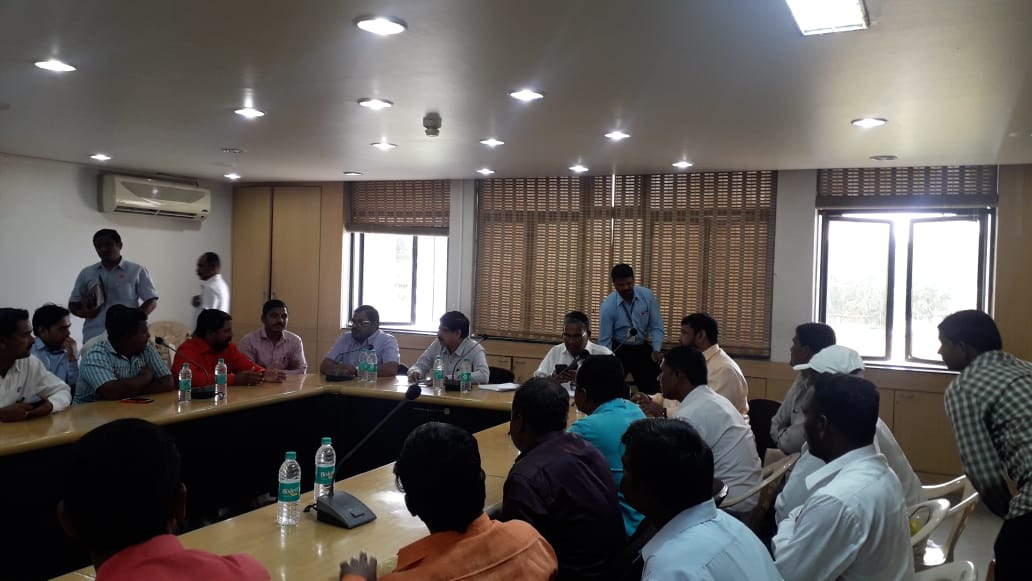 थकित ऊस बिल संदर्भात साखर आयुक्त मा.शेखर गायकवाड, मा.खासदार राजू शेट्टी आणि दत्त इंडिया कंपनीचे संचालक मा.धारु यांची झाली बैठक