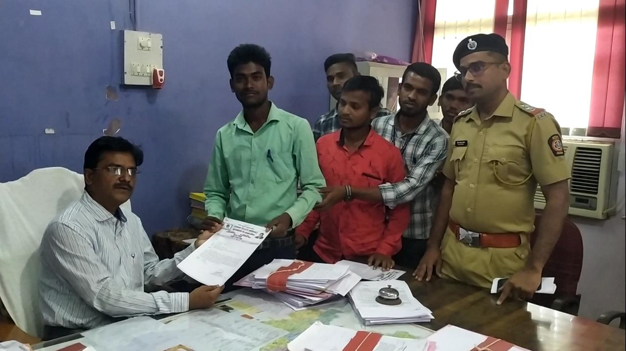 त्या नराधमांना फाशीची शिक्षा द्यावी या करिता राष्ट्रीय मानवाधिकार व सामाजिक न्याय यांनी दिले निवेदन