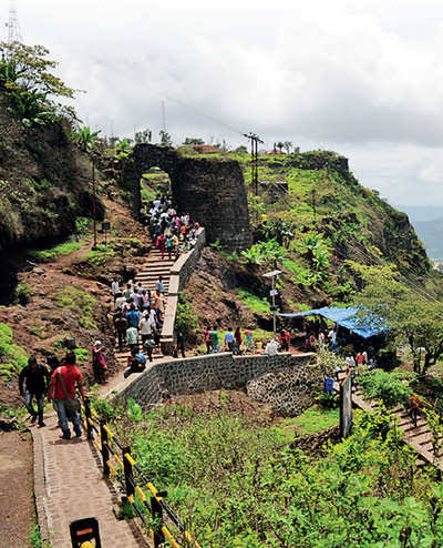 अबब..! एकाच दिवशी तीस हजार पर्यटकांनी दिली सिंहगडाला भेट