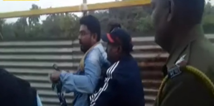 झी २४तास चे वार्ताहर मिर्झा यांना पोलिसाकडून धक्काबुक्की….