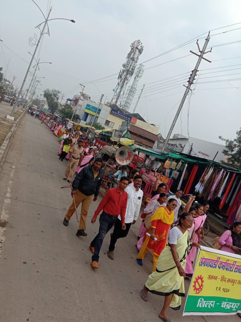 प्रलंबीत मागण्यासाठी अंगणवाडी कर्मचाऱ्यांचा आक्रोश मोर्चा