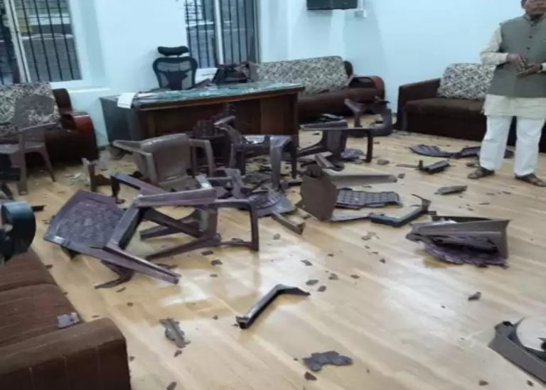 पुण्यातील काँग्रेस भवनाची थोपटे समर्थकांकडून तोडफोड…