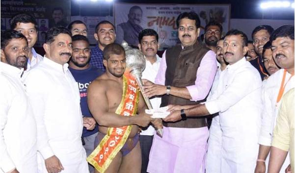 वडगांव मावळ येथे रंगले राज्यमंत्री चषक कुस्तीचे मैदान