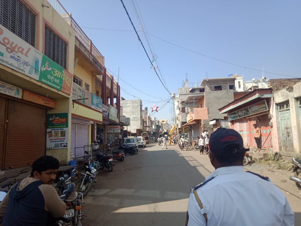 करमाळ्यात बाजारचा दिवस असुनही बंदला प्रतिसाद