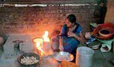 गॅसच्या महागाई मुळे घरोघरी मातीच्या चुली