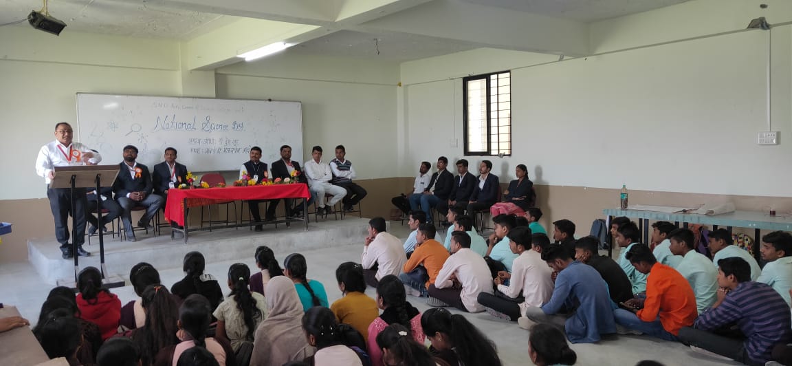 एस. एन. डी. कला, वाणिज्य व विज्ञान महाविद्यालयात विद्यार्थ्यांनी विज्ञानाचे नविन उपकरणाचा शोध लावुन केला राष्ट्रीय विज्ञान दिन साजरा
