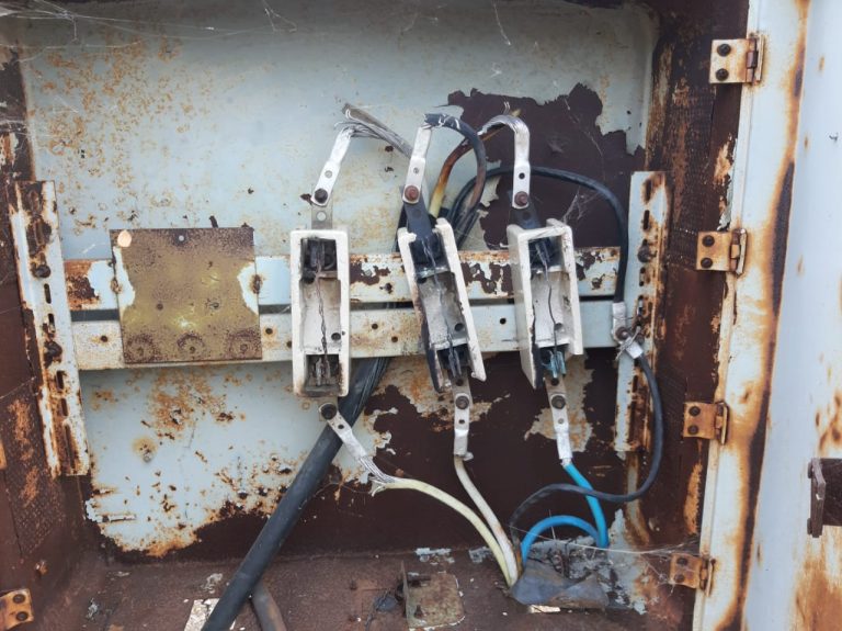 फलटण तालुक्यातील वीजवितरण विभागाच्या अनागोंदी कारभारामुळे नागरिकांचा जीव धोक्यात…