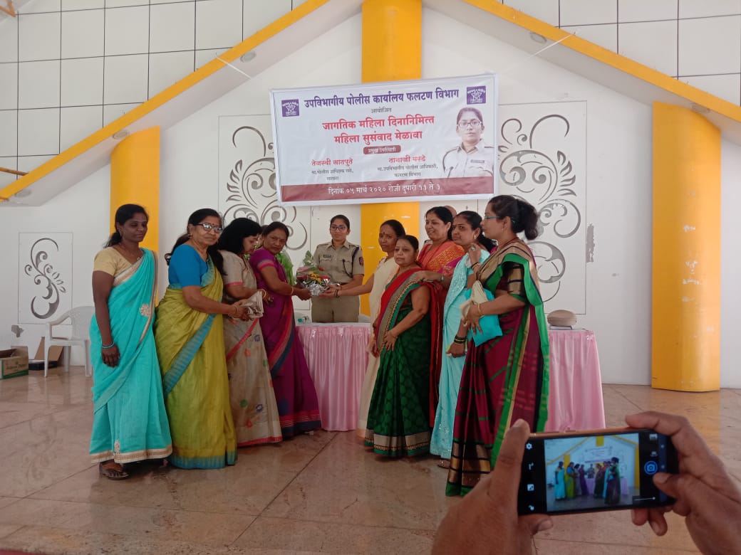 कर्तव्यदक्ष महिला म्हणून श्रीमती शैलेजा खरात पोलीस अधीक्षक तेजस्वी सातपुते यांच्या हस्ते सत्काराने सन्मानित