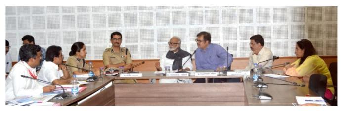 नागरिकांनी न घाबरता सार्वजनिक ठिकाणी अनावश्यक गर्दी टाळावी– पालकमंत्री छगन भुजबळ