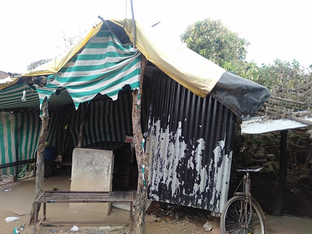 दारू विक्रेत्यांनी पेटविली पोलीस पाटीलाची पान टपरी