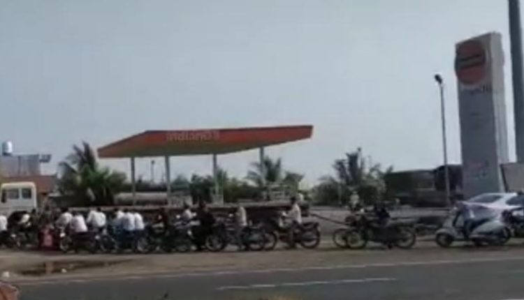 प्रशासनाचे आदेश पायदळी; पेट्रोल खरेदीसाठी परिसरातील लोकांची झुंबड