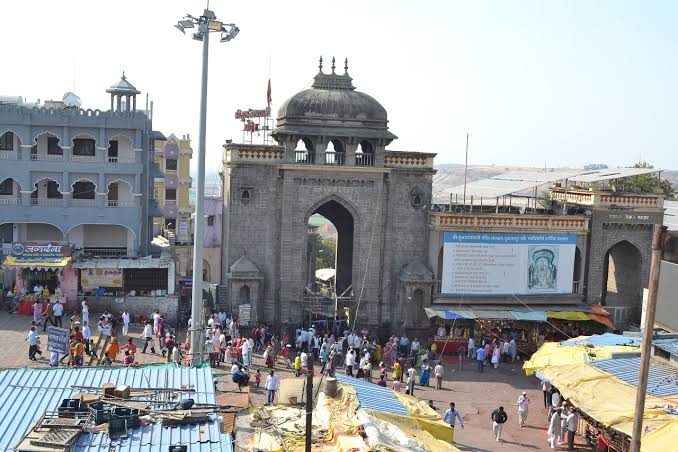 कोरोनाची दहशत पसलेली असताना तुळजाभवानी मंदिर मात्र बिनधास्त..