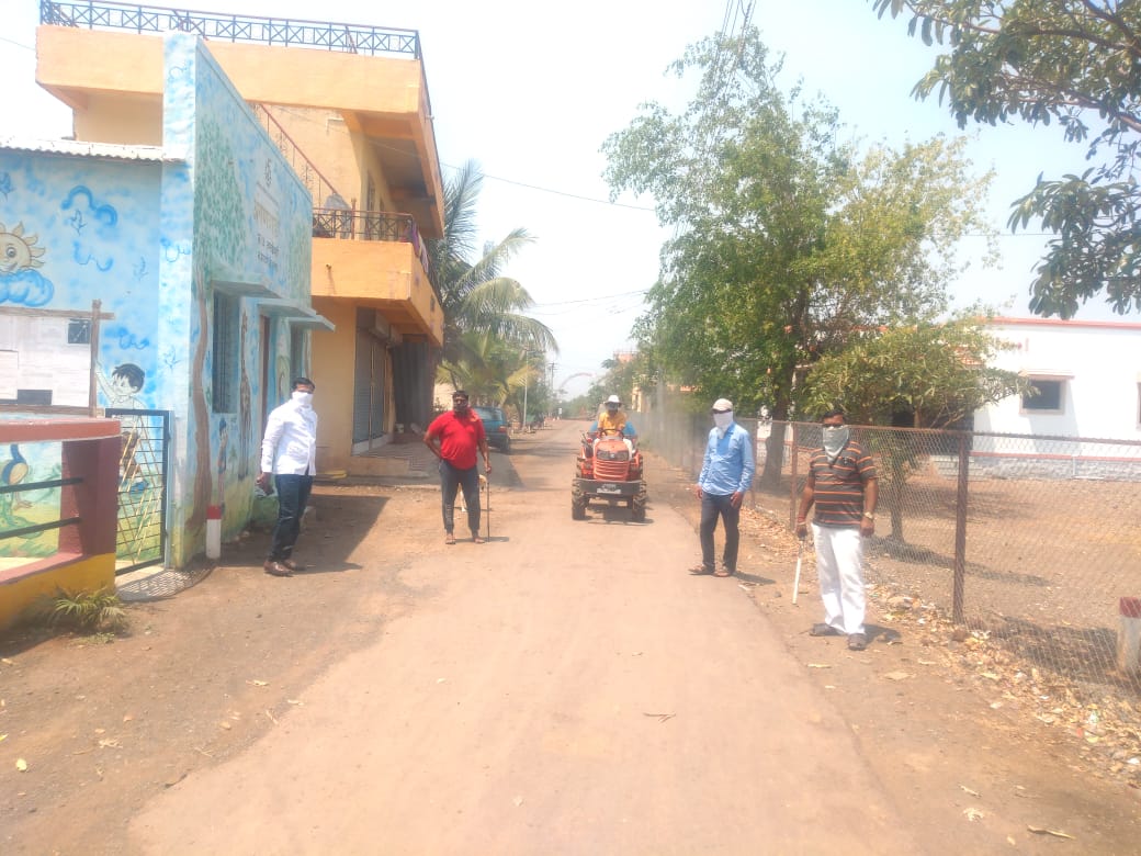 खराडेवाडी गावात कोरोना विषाणू निर्जंतुकीकरण औषध फवारणी