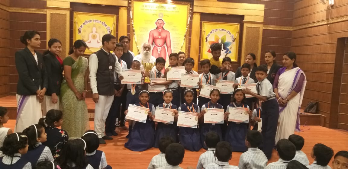 ओम गुरुदेव इंग्लिश मीडियम आदर्श स्कूल अॅवॉर्डने सन्मानित