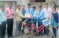 वेगाने धावणारी सौऊर्जेवरील सायकल
