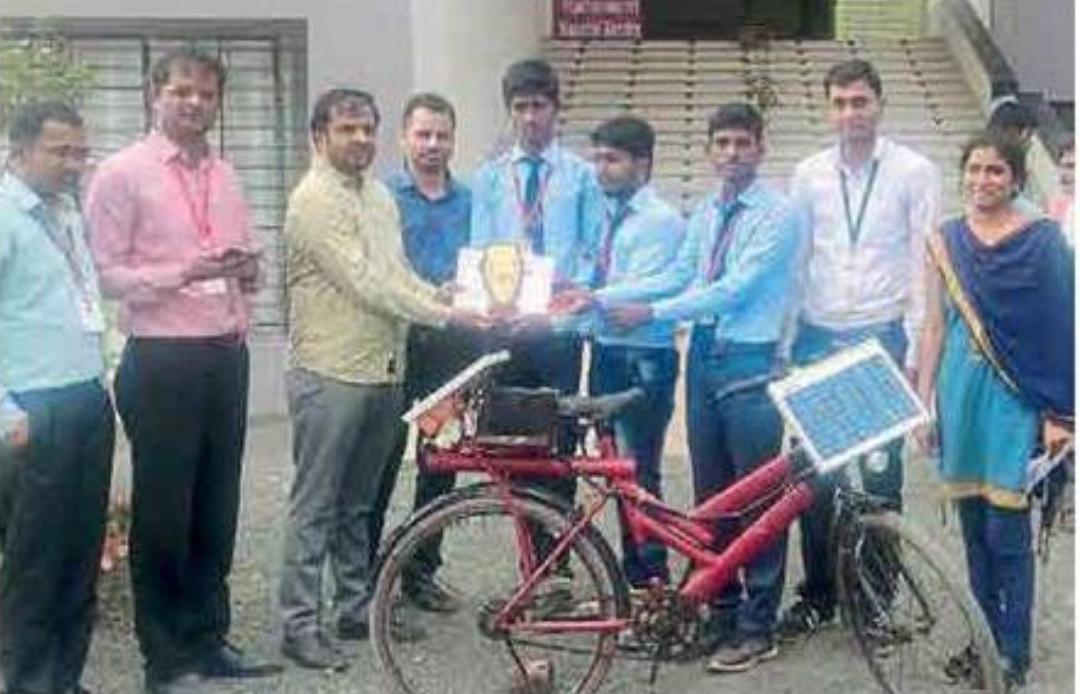 वेगाने धावणारी सौऊर्जेवरील सायकल