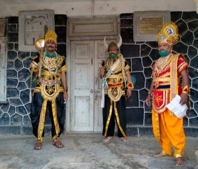 कोरोनाच्या जागृतीसाठी  मनेगावचे ग्रामविकास अधिकारी बनले यमराज