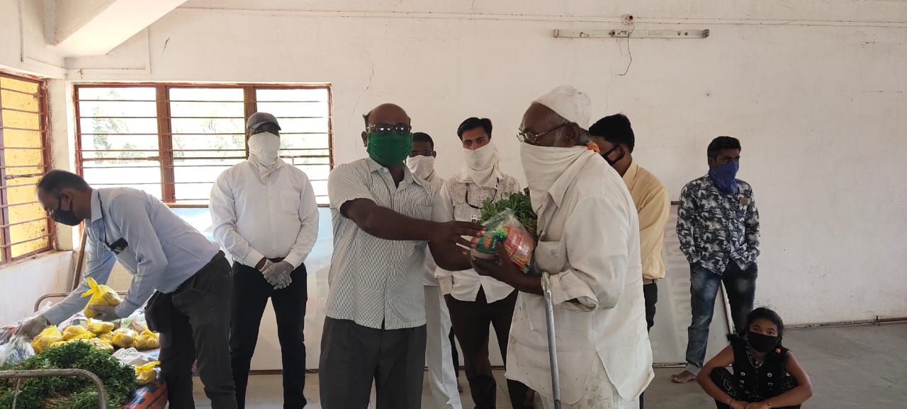 भारतीय बौद्धमहासभा व भारीपच्या वतीने येवला शहरात अपंगांना भाजीपाला व किराणा वाटप