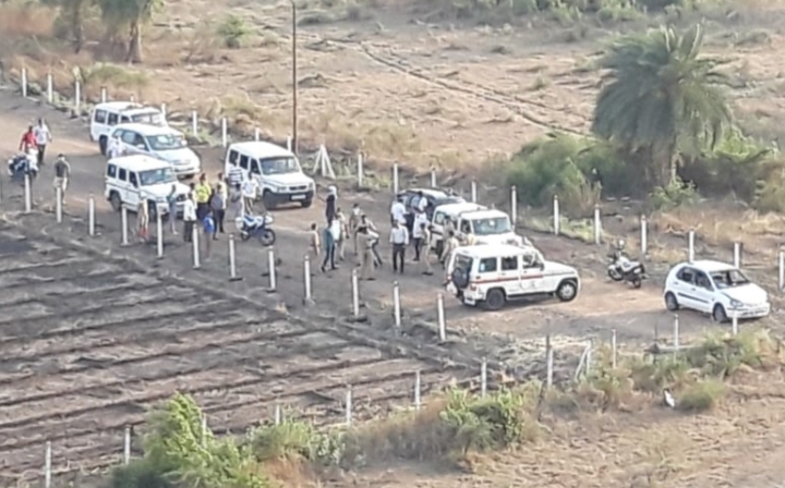 थरारक चार ठिकाणी बॅरिकेड्सला धडक देत वाट दिसेल तिकडे वेगाने जात होती कार