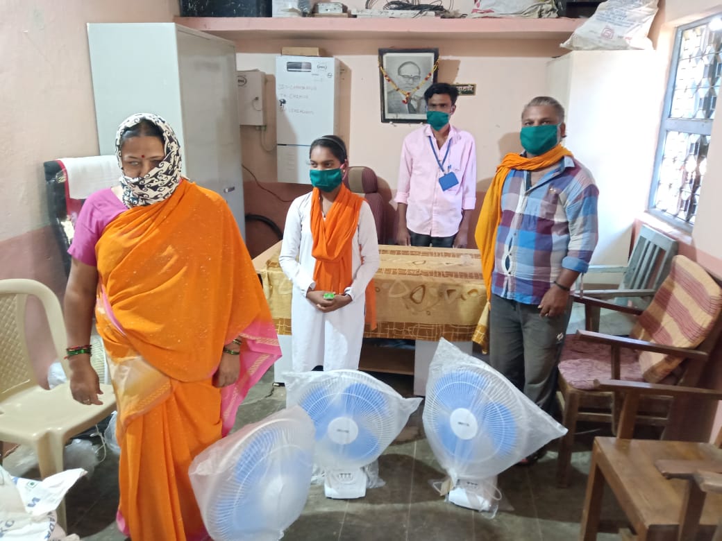 विहिरगाव ग्राम पंचायतिने अपंगांना दिल्या भेट वस्तू