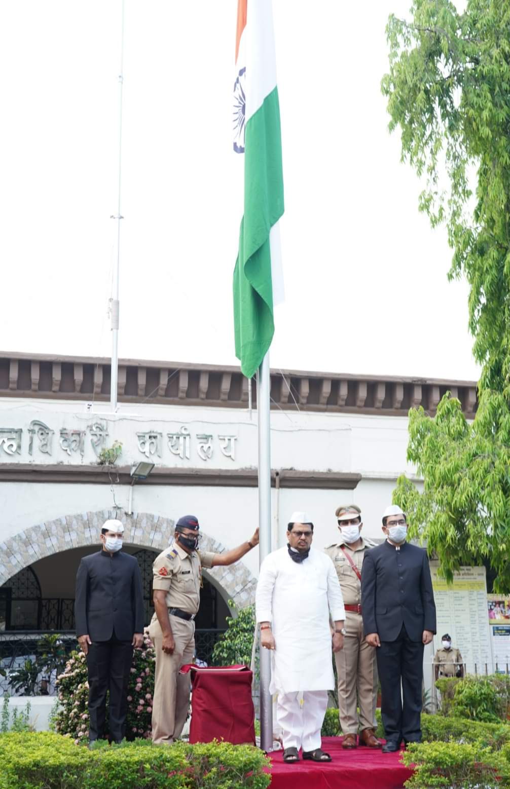 चंद्रपूरात पालकमंत्री विजय वडेट्टीवार यांच्या हस्ते ध्वजारोहण