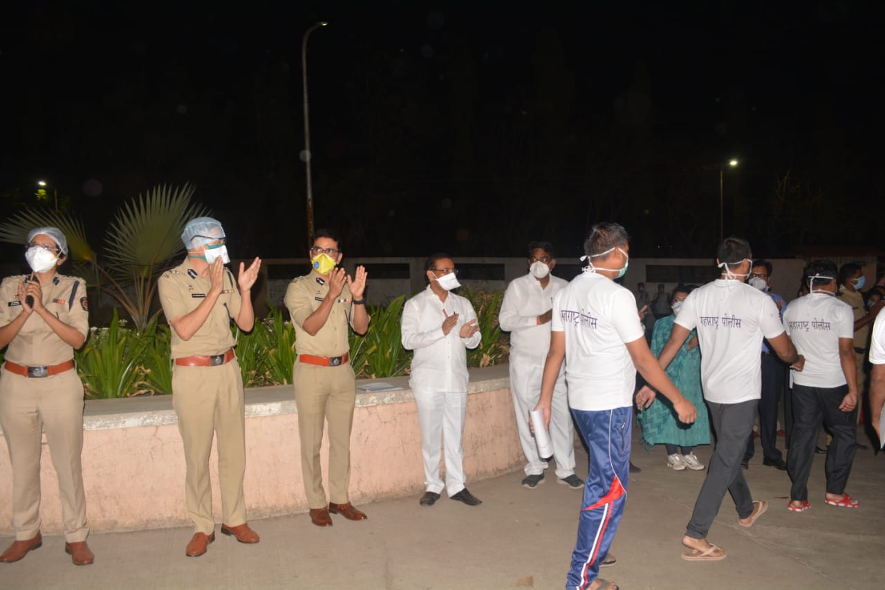कोरोनामुक्त ३६ पोलिसांना आरोग्यमंत्र्यांच्या उपस्थितीत डिस्चार्ज