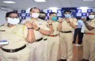 सिने अभिनेते अक्षय कुमार कडून नाशिक पोलिसांना फिटनेस घड्याळाचे वाटप