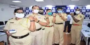 सिने अभिनेते अक्षय कुमार कडून नाशिक पोलिसांना फिटनेस घड्याळाचे वाटप