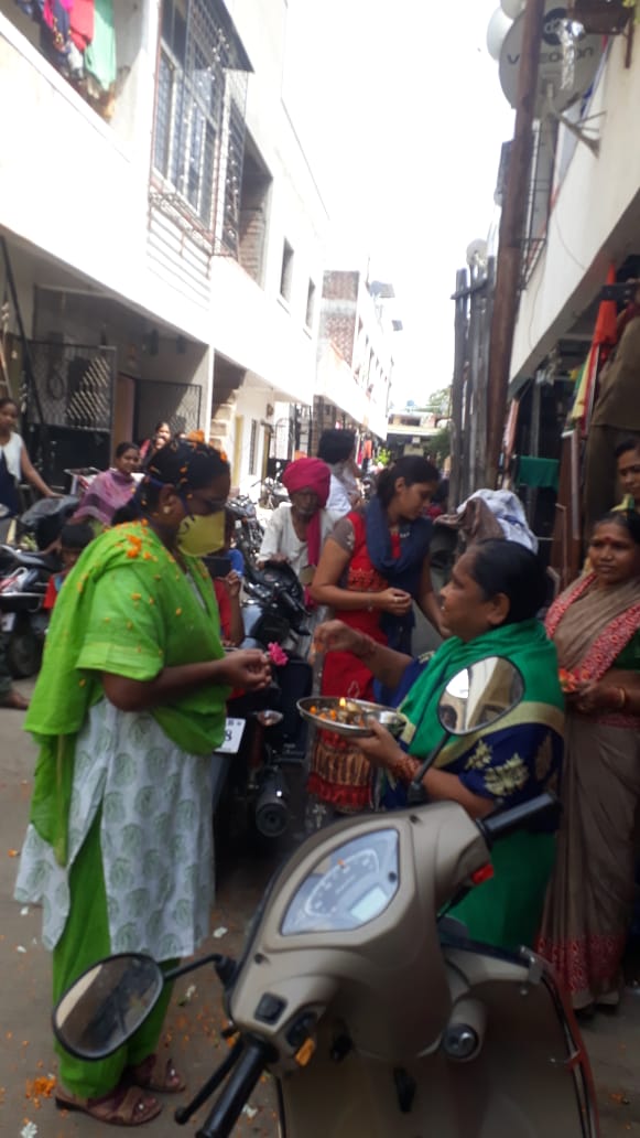 कोरोना रुग्णांना सेवा देऊन घरी परतलेल्या राणी खरात यांचे परिसरातील नागरिकांनी केले फुलांच्या वर्षावात स्वागत