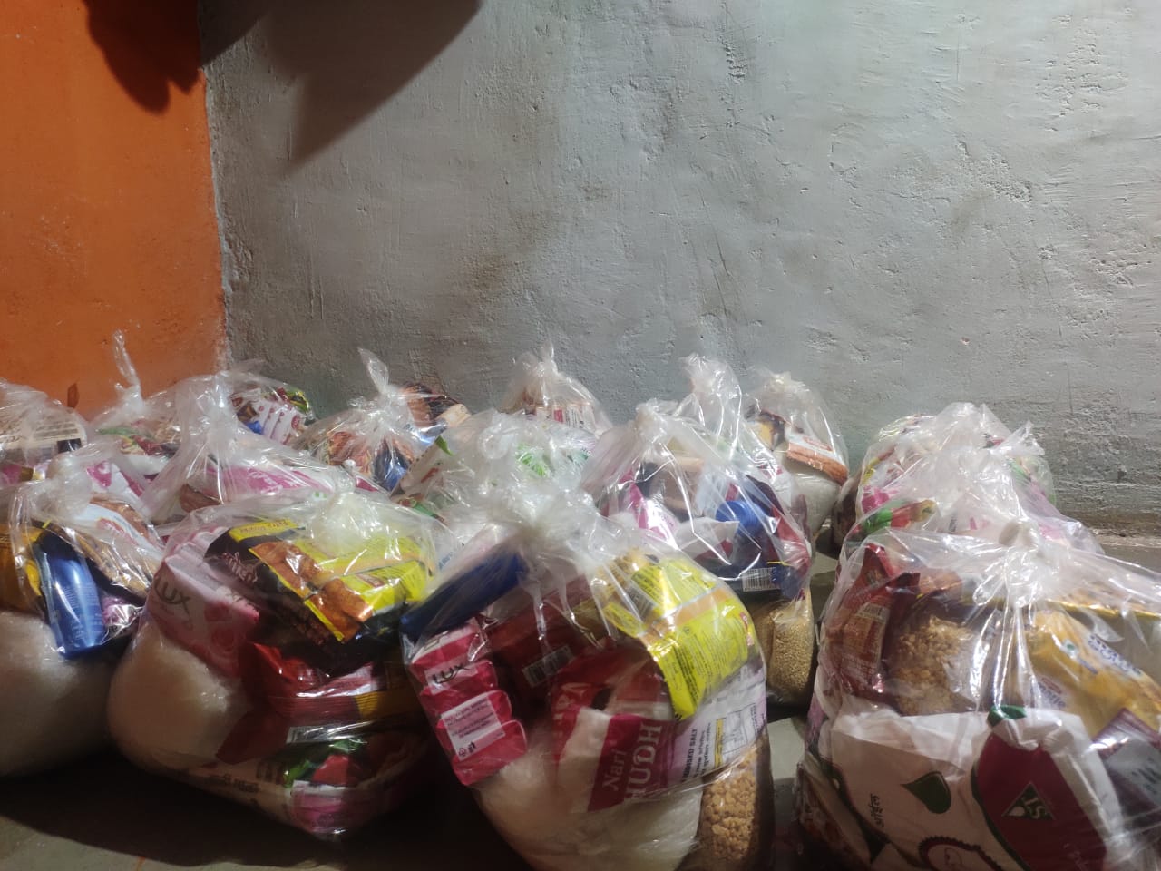 तुकाराम मोळावडे यांच्याकडून गरजूंना अत्यावश्यक वस्तूंचे वाटप