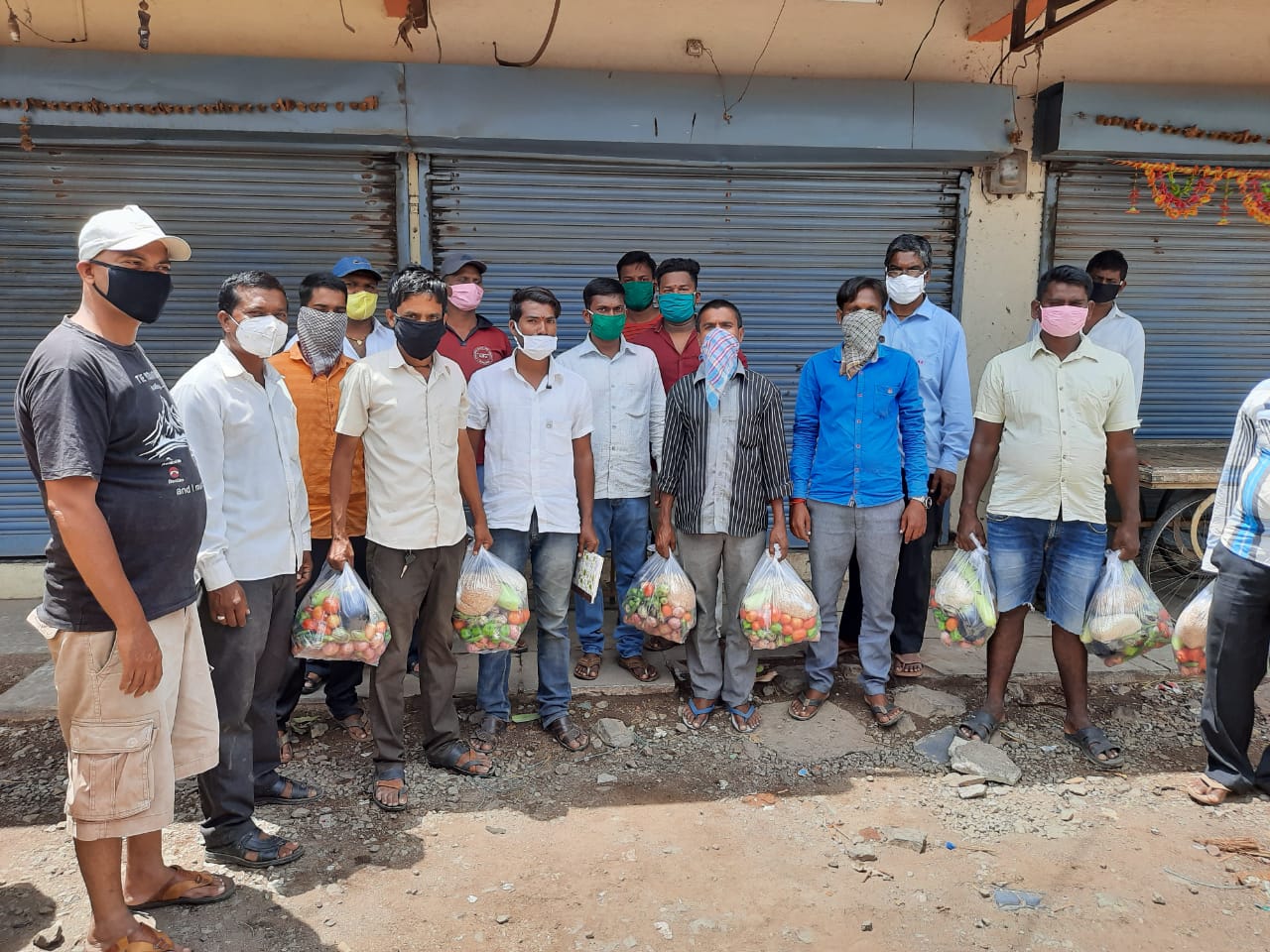 साखरवाडी कन्टेन्ट झोनमध्ये एक हात मदतीचा या उपक्रमांतर्गत १०० गरजू कुटुंबांना भाजीपाला व धान्याचे वाटप.