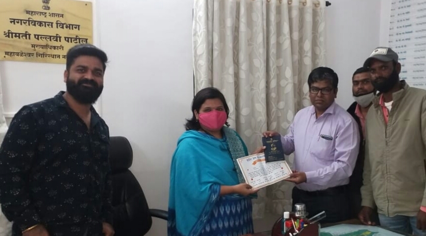 मुख्याधिकारी पल्लवी पाटील कोविड योद्धा पुरस्काराने सन्मानित