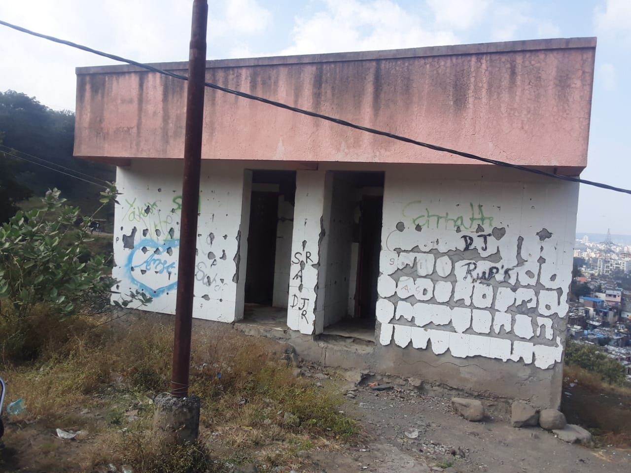 जनता वसाहती मधील शौचालयाची अवस्था दयनीय, नागरिक त्रस्त, पालिका प्रशासनाचे दुर्लक्ष्य..?