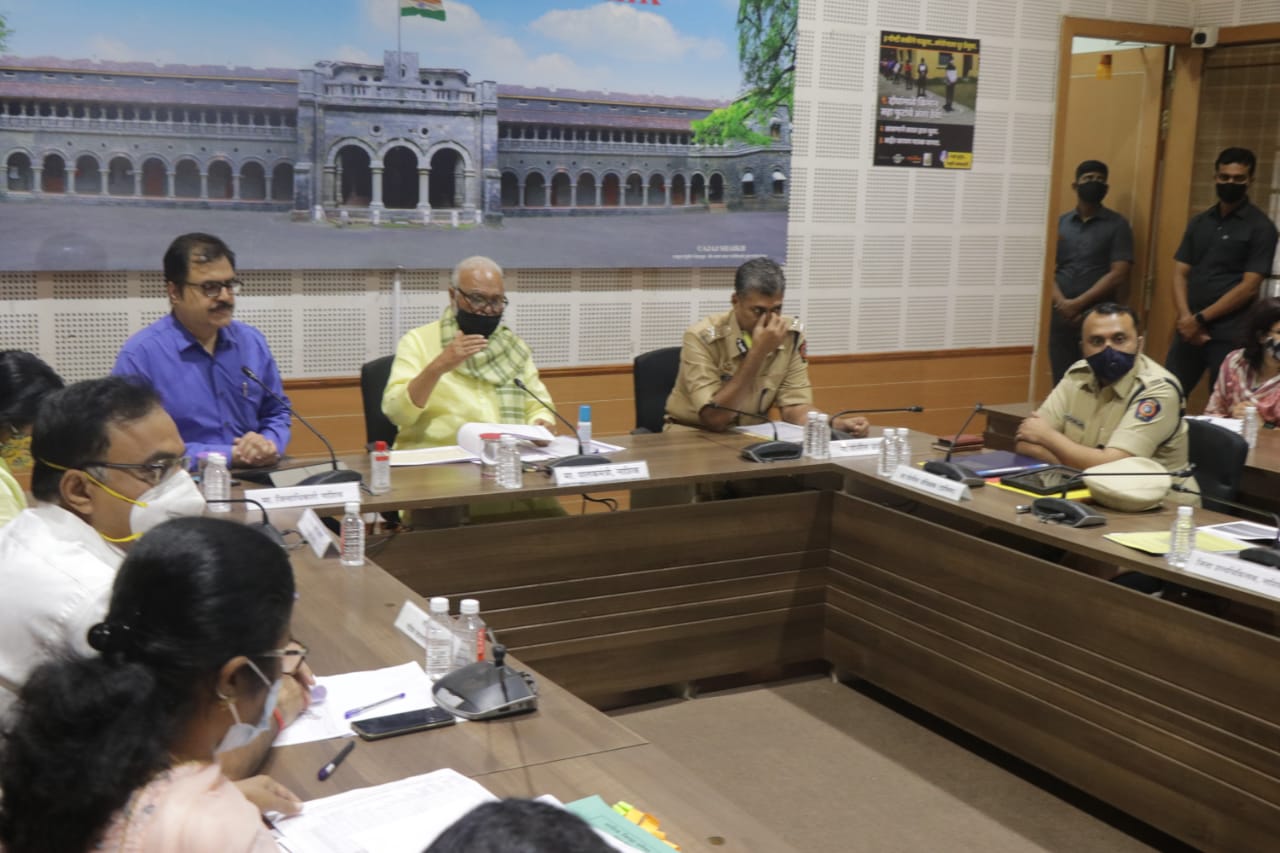 जगात; देशात कोरोनाची आलेली दुसरी लाट चिंताजनक;  वाढती रूग्णसंख्या व संभाव्य लाटेचा विचार करता नाशिक जिल्ह्यातील शाळा सुरू करण्याचा निर्णय ४ जानेवारीपर्यत संस्थगित..