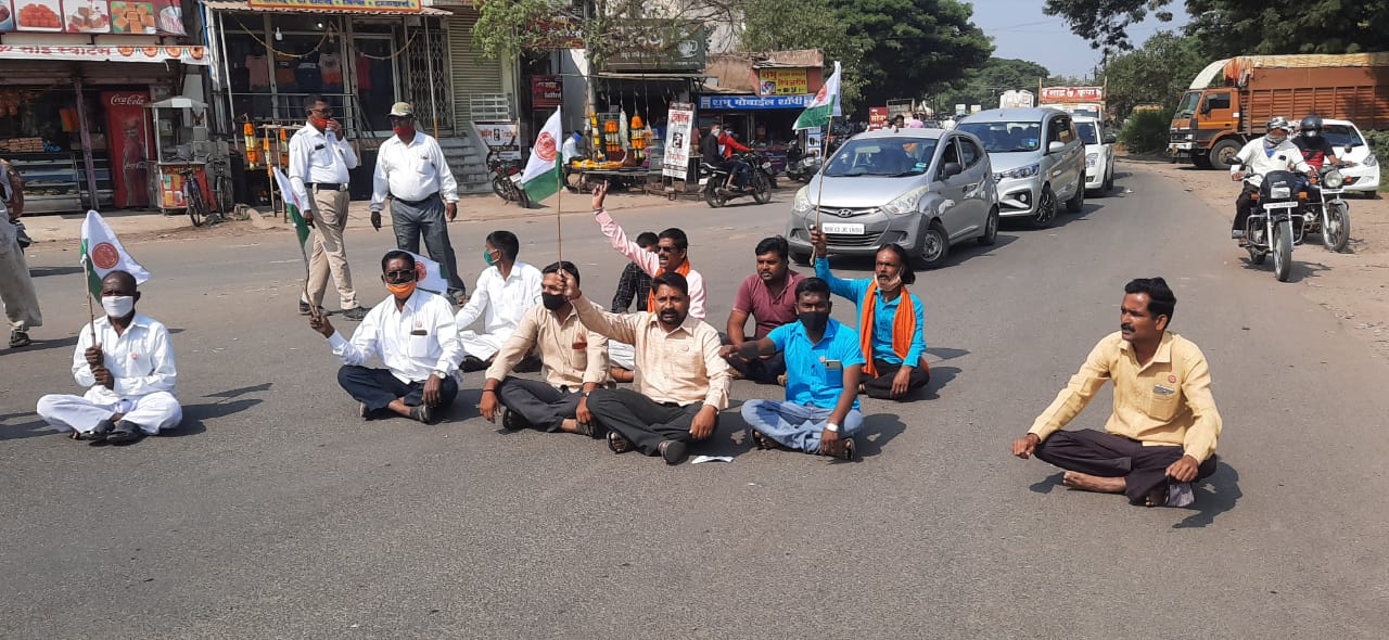 शेतकऱ्यांसाठी ‘स्वाभिमानी’चा   नाना पाटील चौकात रास्तारोको