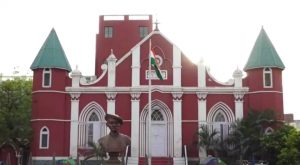 शहरातील रस्त्यांचे पॅचवर्क करण्यासाठी सर्वपक्षीयांचे फलटण नगर परिषदसमोर धरणे आंदोलन सुरु..