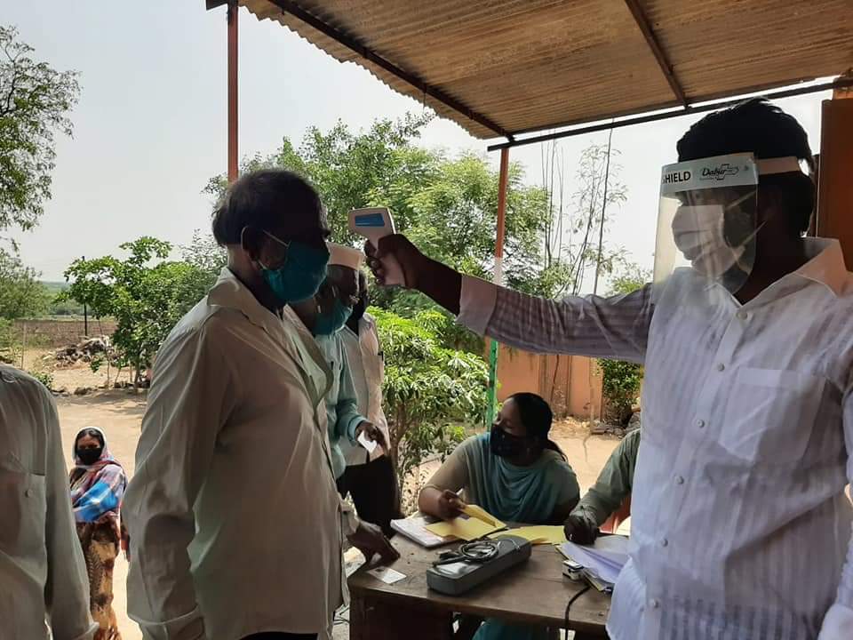 २१ वर्षाच्या ऋतुराज देशमुख या युवा सरपंचाने, गाव कोरोनामुक्त केल्याबद्दल मुख्यमंत्र्याकडून कौतुकाची थाप