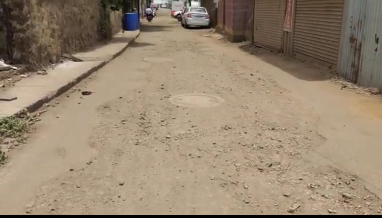 आधी डांबरी रोड केला मग तोडला आता दुर्लक्ष,… स्थानिकांची गैरसोय अजब राज्यकार भाराची गजब कहाणी