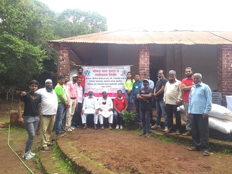कोरोनाच्या काळात संकटाचा सामना करणाऱ्या गरजु घोडा व्यवसायिकाना मोफत चारा देऊन मोफत लसीकरण