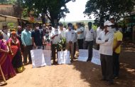 रस्त्यातील खड्यात झाडे लावून केले संगमनगरमध्ये आंदोलन