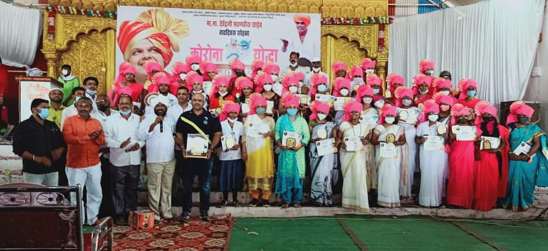 विरोधीपक्षनेते, देवेंद्र फडणवीस यांच्या वाढदिवसानिमित्त कोरोना  युद्धांचा आ. सुरेश धस यांच्या वतीने आष्टीत सन्मान