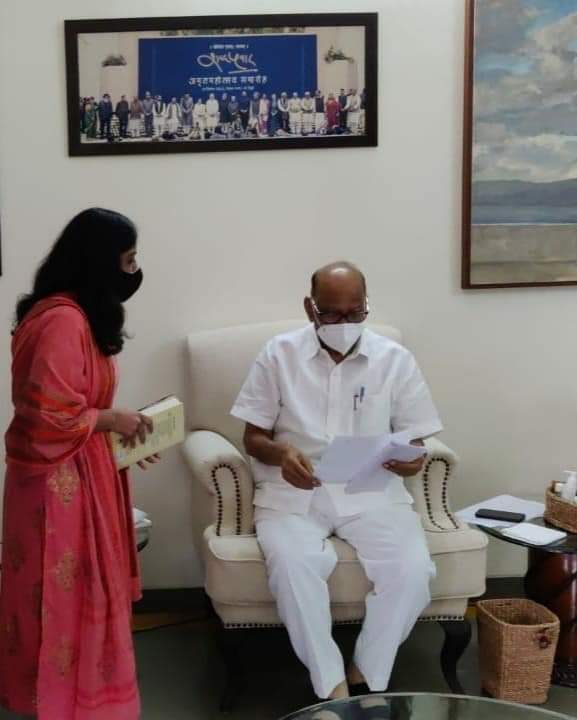 रखडलेल्या MPSC च्या नियुक्त्या लवकर देण्यासाठी, पुजा झोळे यांनी घेतली शरद पवारांची भेट
