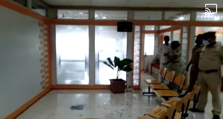 पालिका आयुक्तांच्या नामफलकावर फेकली शाई; भा.ज.पा. नगरसेविकेसह दहा जण पोलिसांच्या ताब्यात