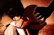 हातोड्याचा धाक दाखवून अल्पवयीन मुलीवर बलात्कार