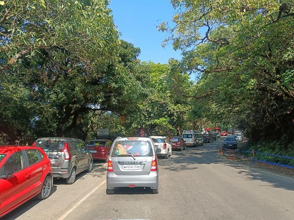 राज्य महामार्गावर रस्त्याच्या दुतर्फा बेकायदेशीर पार्किंगमुळे होतेय वाहतूक कोंडी… मनस्ताप मात्र यात्रेकरूंना…यातून होईल का महाबळेश्वरची सुटका..?