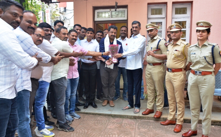 अल्पवयीन मुलीवर अत्याचार करणाऱ्या आरोपीस तातडीने अटक  केल्याबद्दल सातारा पोलीस दलाचे गृह राज्यमंत्री शंभूराज देसाई यांनी केले विशेष कौतुक